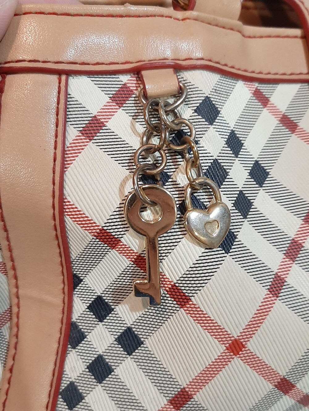 🛍America Branded Beige Plaid Purse With Stitched Dog And Bag Charms - Picture 8 of 12